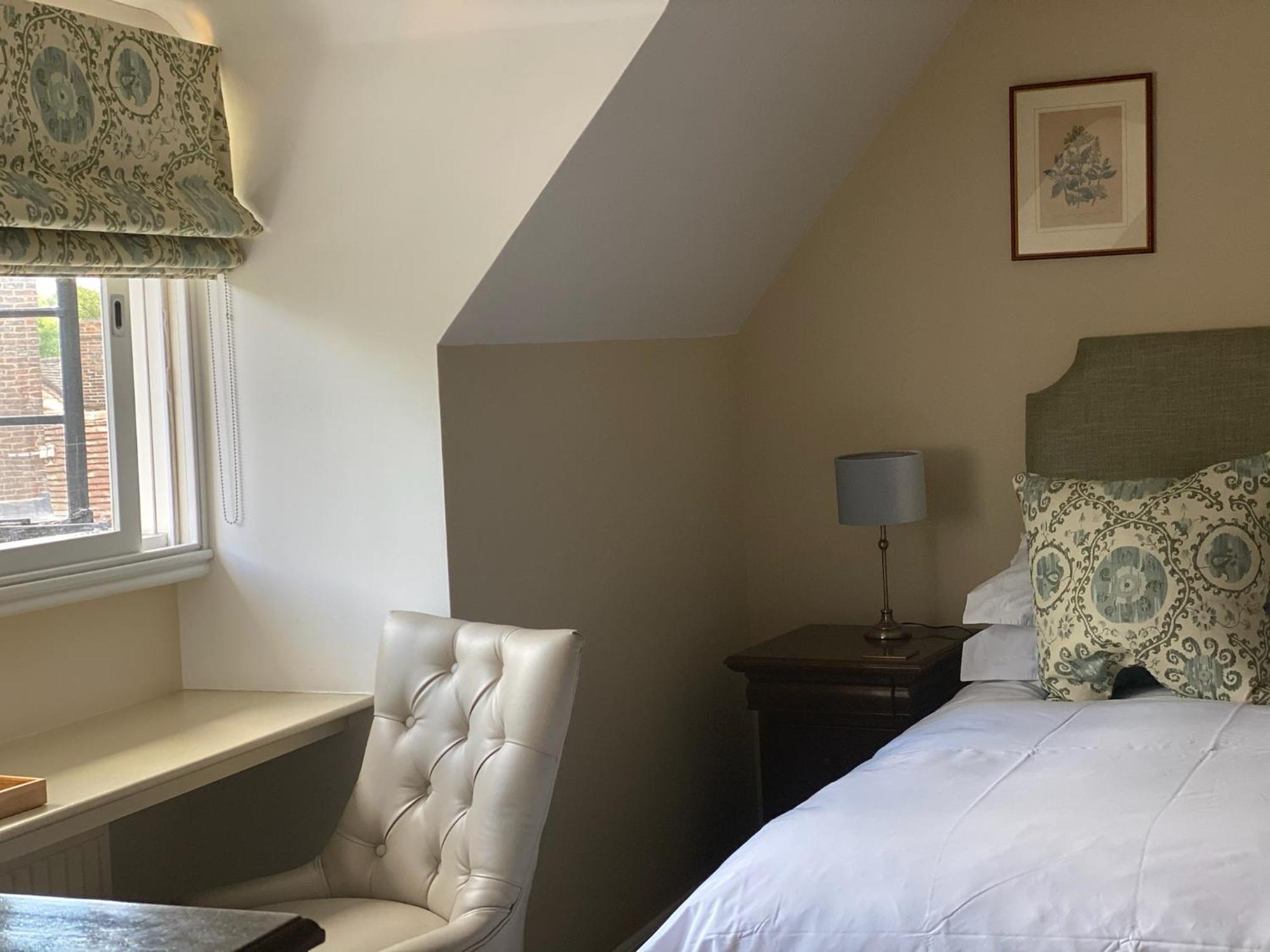 The Crown Inn Chiddingfold Room photo
